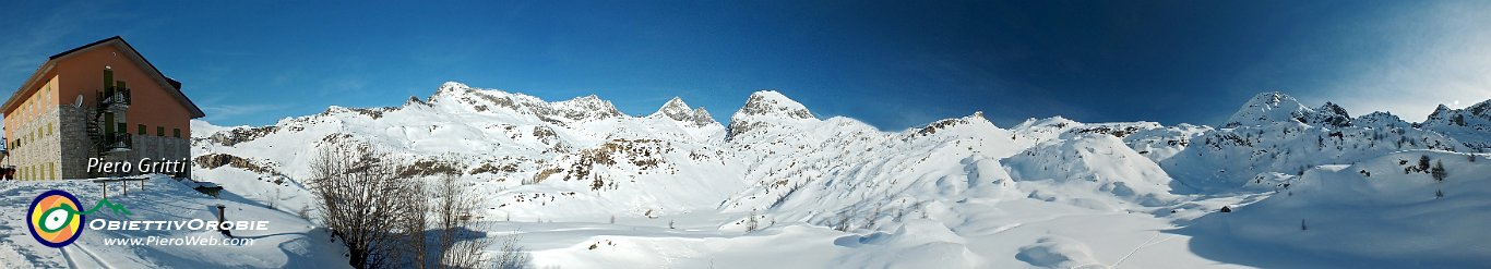 55 Panoramica dal lato nord del Rif. Calvi.jpg